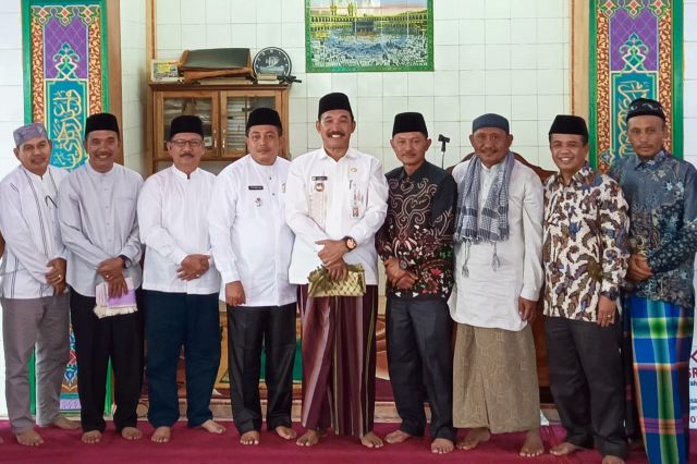 Pj. Bupati Kerinci ASRAF Gelar Safari Jumat dan Serahkan Bantuan CSR Bank Jambi di Masjid Jamiatul Islam Desa Kebun Baru