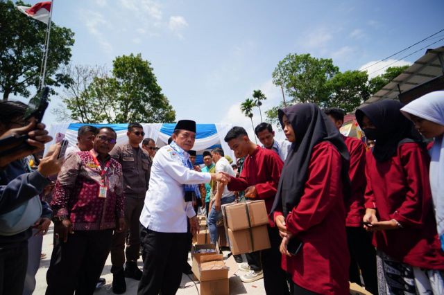 Gubernur Jambi Serahkan Bantuan Pendidikan Seragam Sekolah di SMK 1 Sungai Penuh