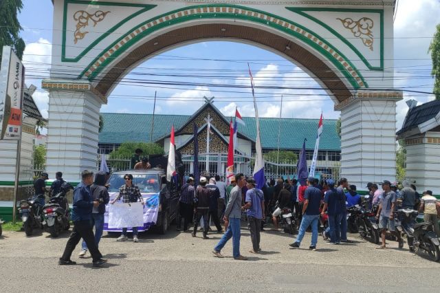 Ditolak MOU , PLK SPBMJ di Batang Hari Membawa Anggota dan Massa di dampingi DPP SPJ Berdemo di Kantor Bupati