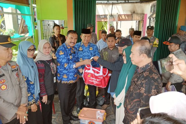 Pj. Bupati Kerinci Asraf Serahkan Bantuan kepada Korban Kebakaran di Desa Air Panas Semurup