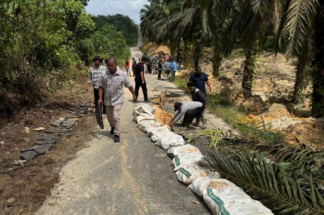 PTPN IV REGIONAL 4 Peduli Perbaiki Jalan Amblas Desa Kampung 9 Kabupaten Batanghari