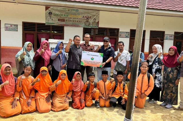 PTPN IV Regional 4 Bantu Perbaikan Pagar SD 145 Desa Muhajirin
