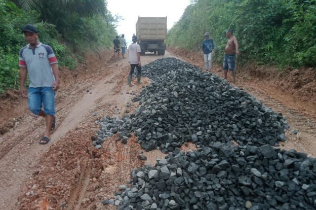 PTPN IV Bantu Perbaikan Jalan Lintas Tiga Desa