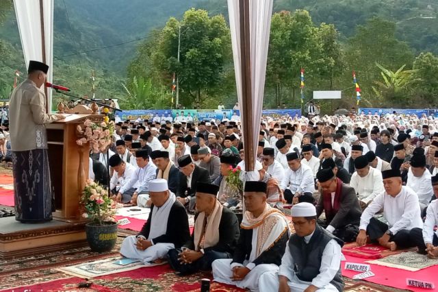 Shalat Idul Fitri Perdana di Bukit Tengah, Bupati Monadi Ajak Partisipasi Perantauan Membangun Kabupaten Kerinci