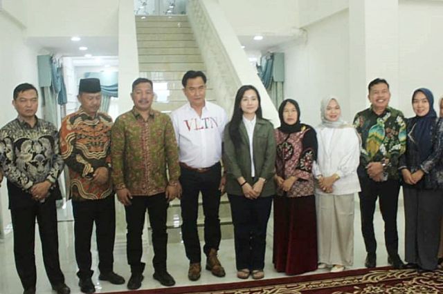 Disambut Bupati Monadi di Sungai Langit, Menko Yusril Ihza Mahendra Takjub Keindahan Alam Kerinci