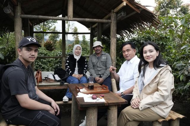 Usai Nikmati Liburan Keluarga di Alam Kerinci, Menko Yusril Dilepas Langsung Bupati Monadi Menuju Jakarta