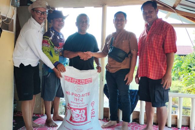 PTPN IV Regional 4 Bantu Petani Pakan Ikan 