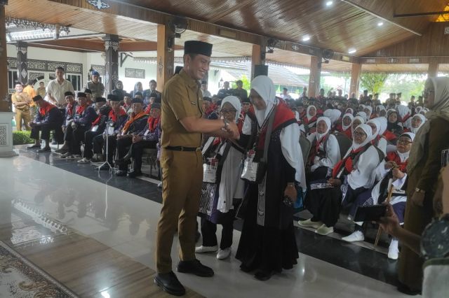 Bupati Batanghari Lepas Keberangkatan 200 Calon Jamaah Haji Batang Hari Tahun 1446 H/2025