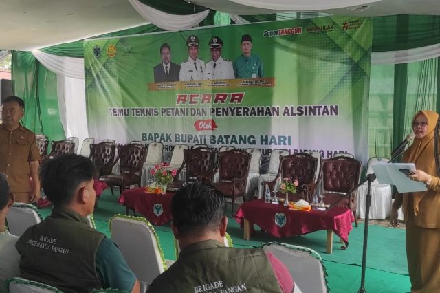 Acara Temu Teknis Petani dan Penyerahan Alsintan Oleh Bupati Batang Hari