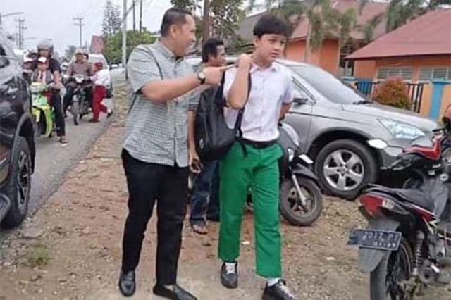 Bupati Merangin H. M. Syukur Antar Anak ke Sekolah