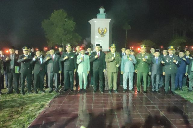 Apel kehormatan dan renungan suci peringatan hut ri ke-80 di taman makam pahlawan batang hari