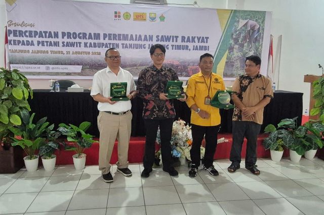 Dongkrak Ekonomi Petani, PTPN IV Regional 4 dan SPKS Replanting Sawit Tua