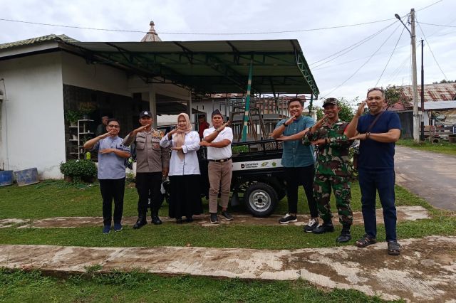 Cinta Kebersihan, PTPN IV Regional 4 Berikan Kendaraan Angkut Sampah 