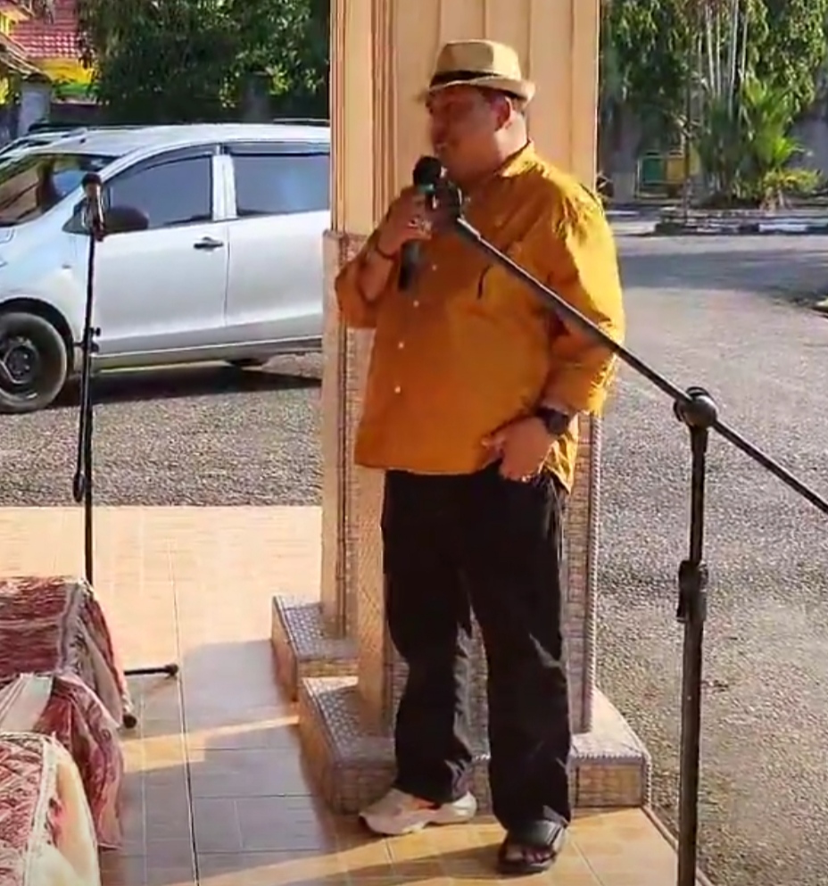 Walau Gunakan Sepatu Sebelah Serta Sendal Sebelah Herman Efendi Tetap hadiri Pelepasan Atlet Shokaido Merangin