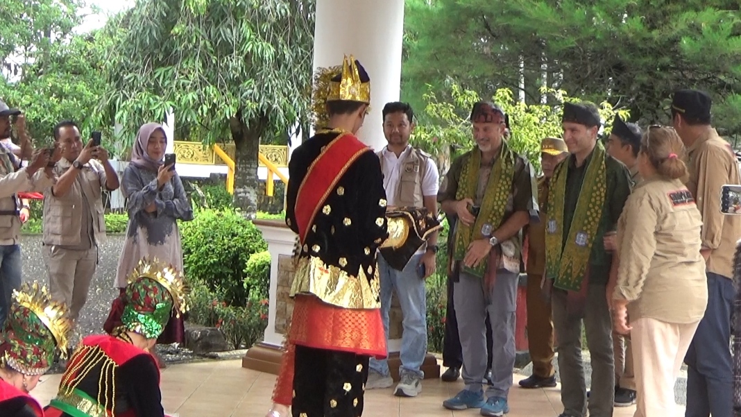 Mr Babis C Fasoula dan Mr Alireza Disambut di-Rumdis Bpati Merangin