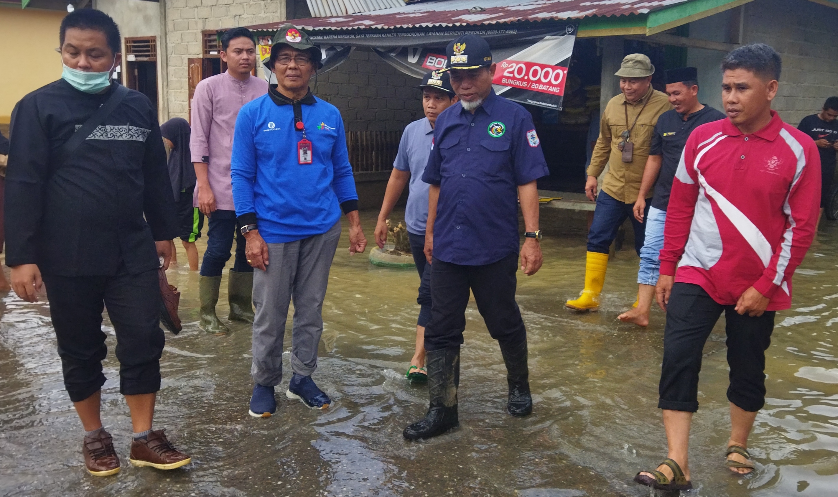 Bupati Bersama Wabup Pantau Serta Salurkan  Bantuan Korban Banjir