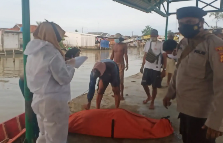 Nelayan Temukan Sesosok Mayat Tersangkut Diranting Pohon Mangrove