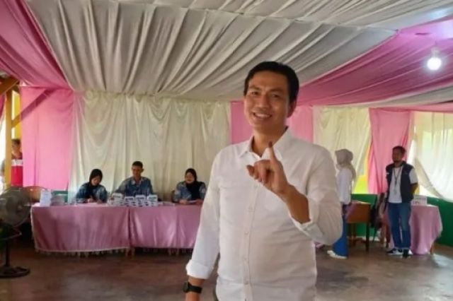 Pemilu 2024, Bupati Batanghari nyoblos di TPS 11 Kec. Muara Bulian.