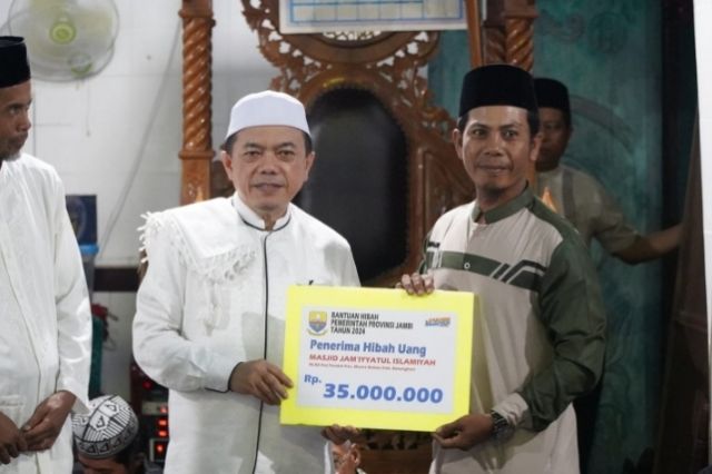 Gubernur Jambi Tarawih di Desa Malapari dan Serahkan Bantuan