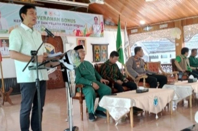 Bupati Batang hari Mhd. Fadhil Arif Berikan Bonus Kepada 368 Atlit Berprestasi