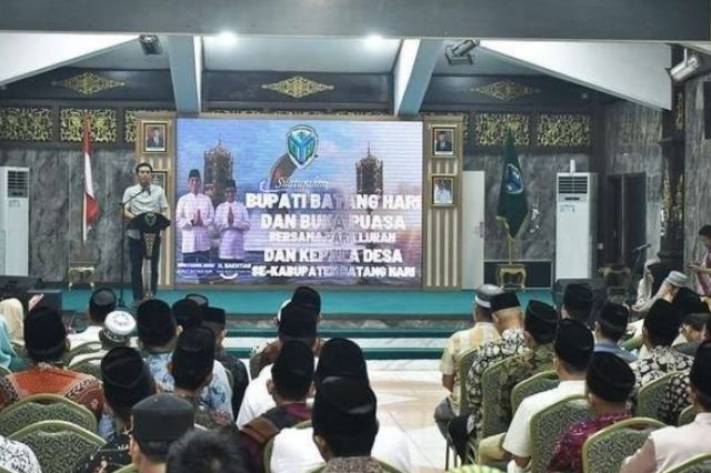 Bupati Batanghari Mhd.Fadhil Arief Buka Puasa Bersama Para Lurah Dan Kepala Desa