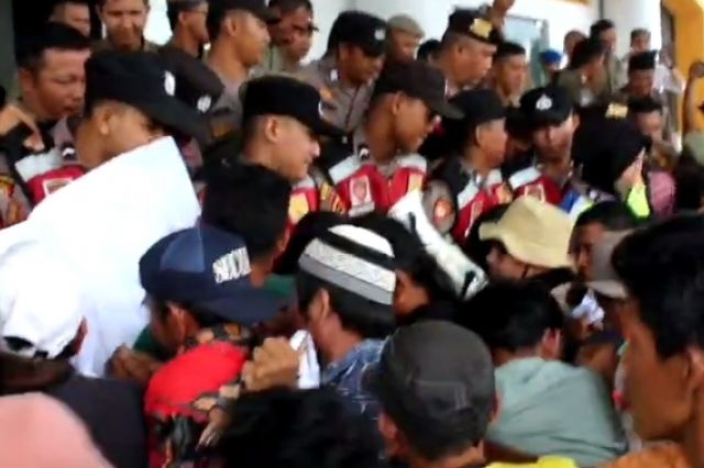 Warga Desa Langling Minta KadesNya Mundur