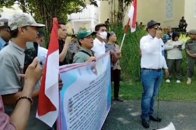 Jalan Rusak Akibat Angkutan Batu Bara PT. AJC,. Sejumlah Warga Dan LSM Gelar Aksi Demo