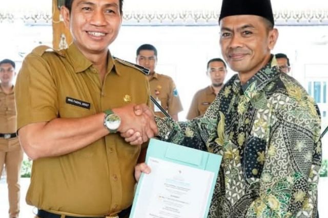 Bupati Batang Hari Mhd Fadhil Arief Mengukuhkan Asosiasi Tenaga Kerja Kontruksi (ASTEKSI)