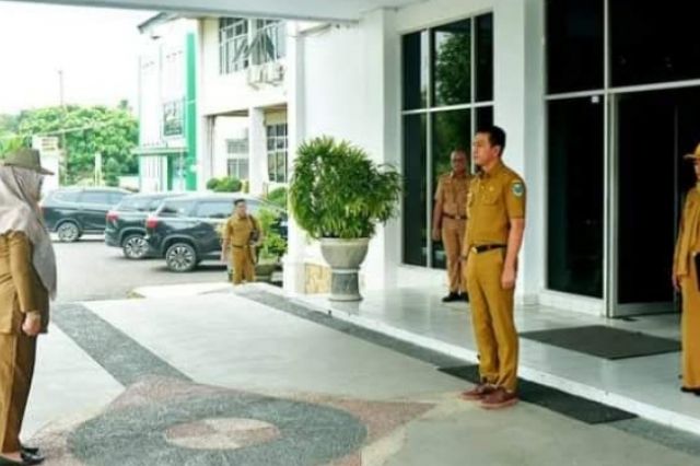 Bupati batanghari jadi Inspektur Upacara Di Dinas Pengendalian Penduduk dan Keluarga Berencana Pemberdayaan Perempuan dan perlindungan Anak (DP2KBP3A)