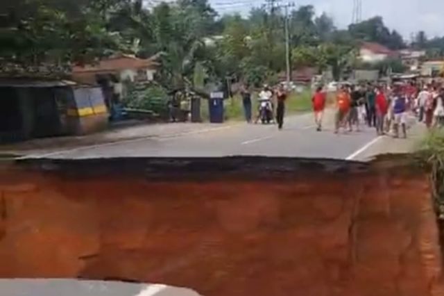 Jalan Lintas Sumatera Penghubung Jambi - Sumbar Terputus Akibat Banjir Bandang