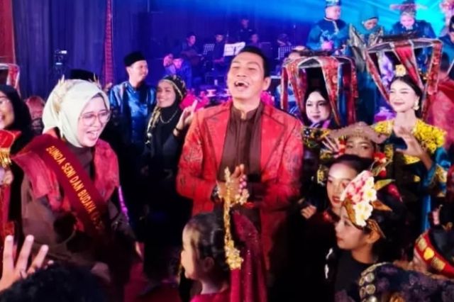 Ikut Ambil Bagian, Fadhil Arief dan Istri Ikut Menari Dengan Anak-anak di Acara Konser Serentak Bak Regam