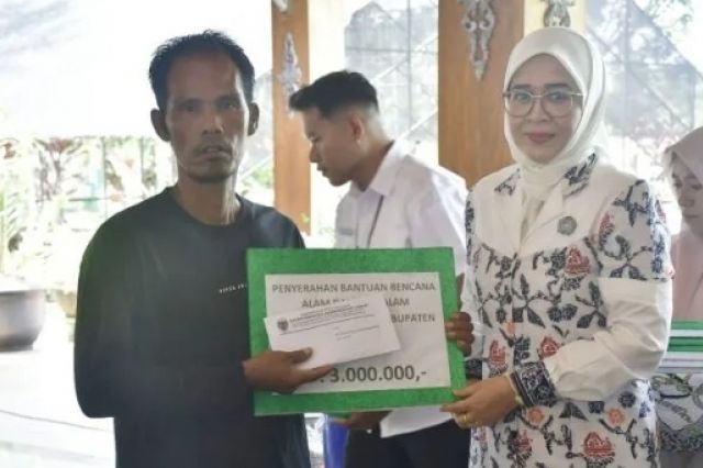 Pemkab Batang Hari serahkan bantuan kepada korban terdampak bencana