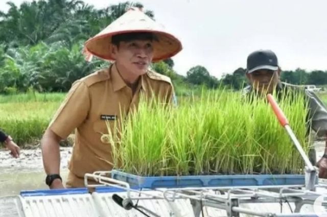 Pemkab Batang Hari berikan alat pertanian