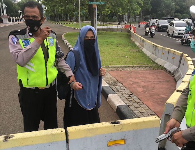Polisi Amankan Wanita Membawa Senjata Saat Terobos Istana Merdeka