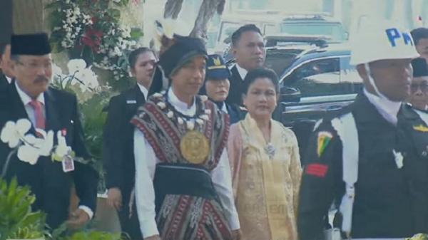 Berbusana Adat Tanimbar, Presiden Jokowi Sampaikan Pidato di Gedung