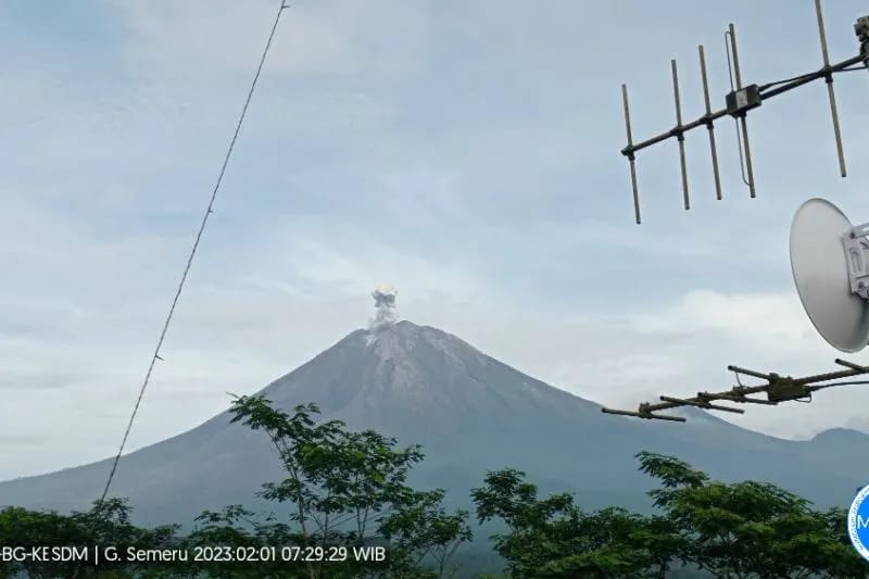 Gunung Semeru Kembali Erupsi, Keluarkan Letusan Hingga 700 Meter